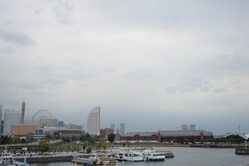 Obraz premium Landscape of Yokohama bay and Minatomirai from Yamashita park in Yokohama, Japan - みなとみらい 山下公園 横浜 日本
