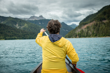 Ragazzo in canoa sul lago