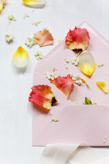 Blumen auf einem rosanen Kuvert 