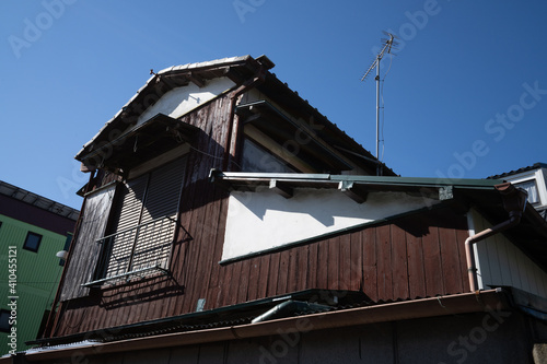 日本の古い住宅 ２階建一軒家 土地 一戸建て モルタルアパート 下宿 Wall Mural Hirota