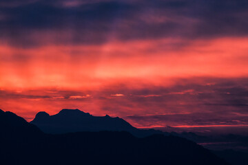 Increíble amanecer en el volcán