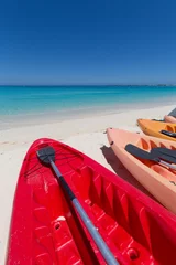 Crédence de cuisine en verre imprimé Plage de Seven Mile, Grand Cayman Kayaks rouges colorés avec pagaies sur une plage tropicale le jour d& 39 été. Seven Mile Beach, Grand Cayman, Cayman Island, Caraïbes