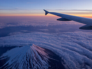 飛行機から朝焼けの富士山を眺める