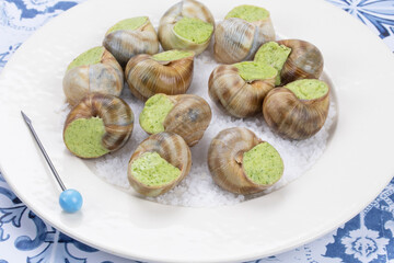 escargots au beurre persillé dans une assiette