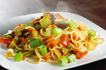 gebratene chinesische Nudeln mit Gemüse