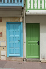 Blaue und grüne Haustüren