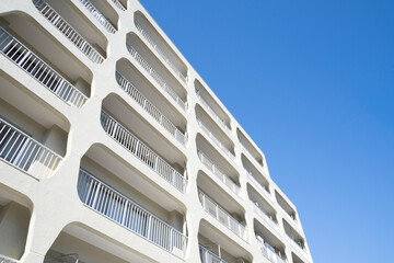 青空に伸びる高層階マンション,日本のマンション、集合住宅、アパートメント,タワーマンション