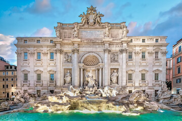 Prachtvoller Trevi Brunnen aus der Zeit des Rokoko in Rom in Italien - obrazy, fototapety, plakaty