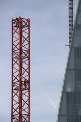 Fototapeta premium grue sur un site de travaux en construction