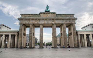 Fototapeta na wymiar Brandenburger Tor in Berlin- Das Brandenburger Tor befindet sich auf dem Pariser Platz mitten in Berlin, der zu den schönsten Plätzen der Stadt gehört