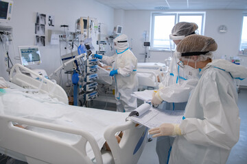 Nurse is preparing intravenous medication in intensive care unit. - obrazy, fototapety, plakaty