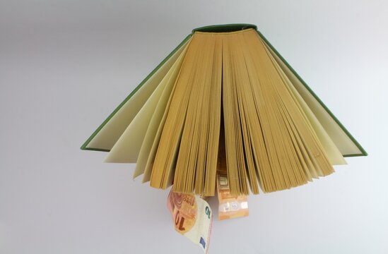 offenes Buch mit Euro Geldnoten steht f&uuml;r Finanzratgeber