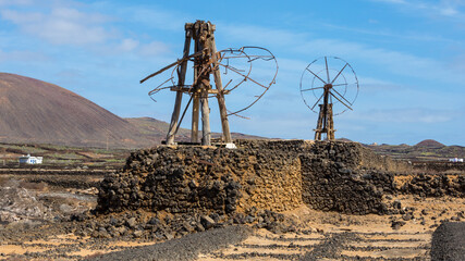 Verfallende Windräder in der Saline von Los Cocoteros