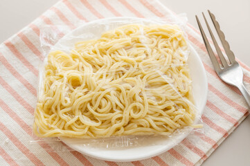 袋入りの蒸しスパゲティ麺