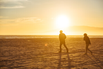Fototapeta premium Couple at sunset on the beach