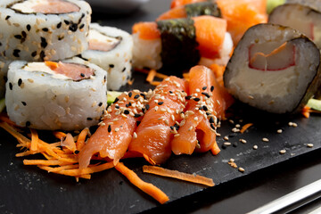 tabla de sushi y salmon