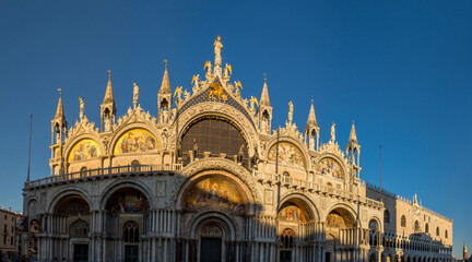 Fototapeta premium discovery of the city of Venice and its small canals and romantic alleys