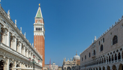 Fototapeta premium discovery of the city of Venice and its small canals and romantic alleys