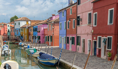 Fototapeta na wymiar discovery of the city of Venice, Burano and its small canals and romantic alleys