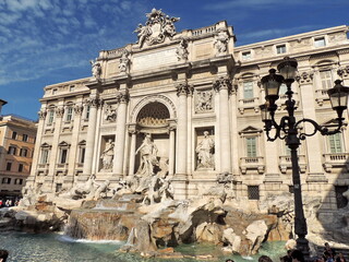 Fontaine de Trevi sur la Piazza di Trevi et adoss&eacute;e au Palais Poli.