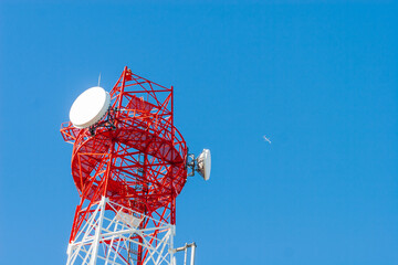 白と赤に塗装された電波塔