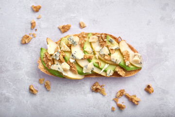 Avo, pear and walnut