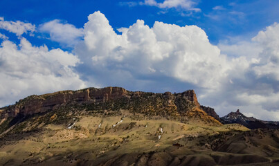 Природа Монтана.  Горный пейзаж, красные скалы на фоне облачного неба в штате Монтана