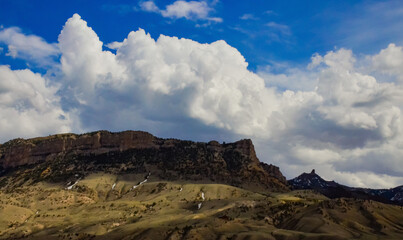 Природа Монтана.  Горный пейзаж, красные скалы на фоне облачного неба в штате Монтана