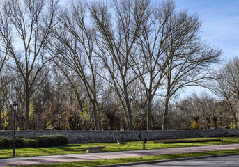Parques en otoño durante un día frío.