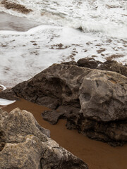 Hermosas Rocas en la orilla del mar