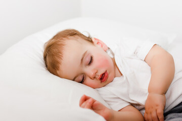 Obraz na płótnie Canvas close-up portrait of a beautiful sleeping baby