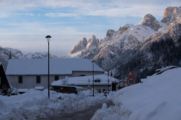 le splendide montagne delle dolomiti in inverno inoltrato, la neve ricopre le cime delle montagne, clima invernale, sciare in montagna