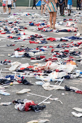 déchets au sol après un match de sport 