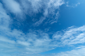 Cielo con nubes azul