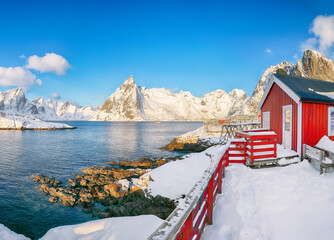 Traditionele Noorse rode houten huizen aan de oever van Reinefjorden in Hamnoy-villa