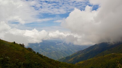 Fototapeta premium MONTAÑAS, ATARDECER, RIO