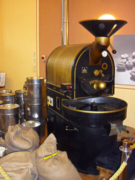 Boitzenburg, Brandenburgischen Landkreis Uckermark / Deutschland - 30.M&auml;rz 2013: Probat R&ouml;stanlage zum r&ouml;sten von Kaffee im Marstall
Aufschrift: Probat