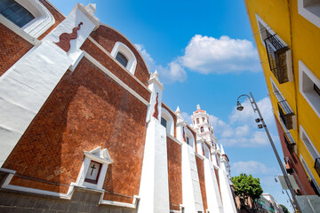 Fototapeta na wymiar Colorful Puebla streets and colonial architecture in Zocalo historic city center.