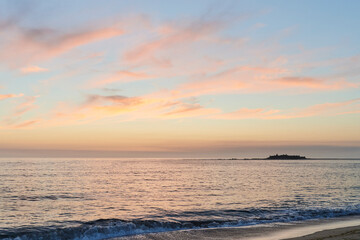 Obraz premium Moledo beach sunset with ins fort and Trega mount