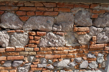 Mur de briques et de pierres
