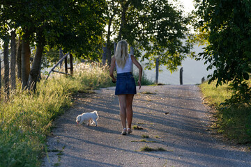 Promenade du chien par une blonde