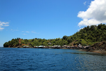 Fototapeta na wymiar kleines, namenloses Fischerdorf auf der Insel Muari
