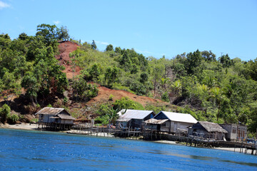 kleines, namenloses Fischerdorf auf der Insel Muari