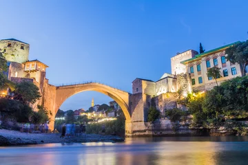 Photo sur Plexiglas Stari Most Evening view of Stari most (Old Bridge) and old stone buildings in Mostar. Bosnia and Herzegovina