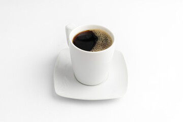 Taza de café americano con fondo blanco