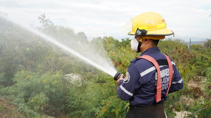 bombero apagando fuego