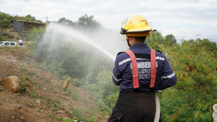 Bombero con manguera