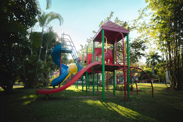 Parque con juegos infantiles