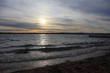 Sonne am Abend, Sonnenuntergang am Markleeberger See, bei Leipzig, Sachsen, Deutschland
