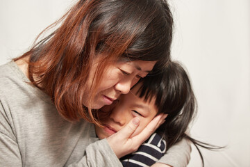 小学生の女の子は母親と二人で話し合う様子